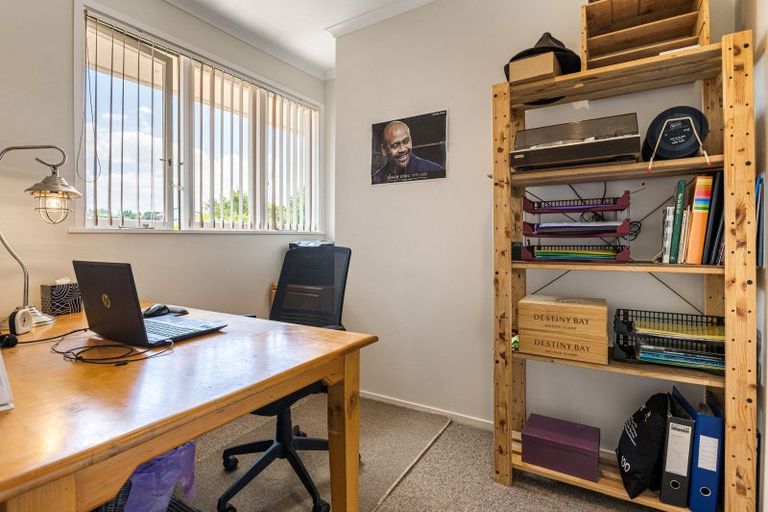 Photo of property in 16 Deane Avenue, Titirangi, Auckland, 0604
