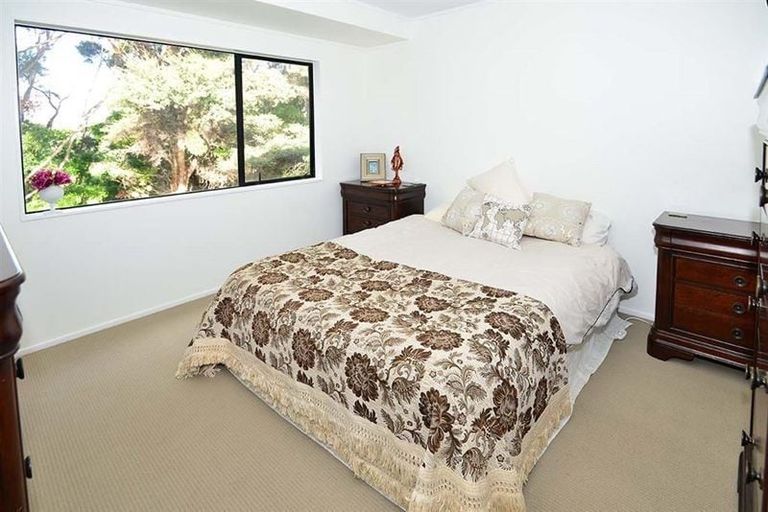 Photo of property in 2/20 Valecrest Place, Bayview, Auckland, 0629