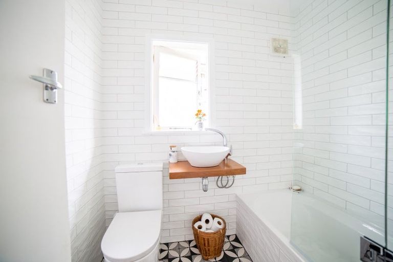 Photo of property in 34 Highland Avenue, Titirangi, Auckland, 0604