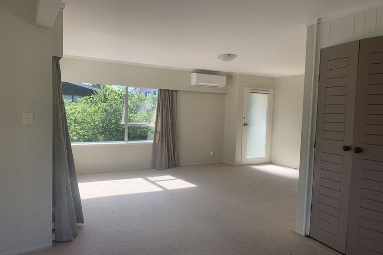 Photo of property in 1/4 Mahuta Grove, Northcote, Auckland, 0627