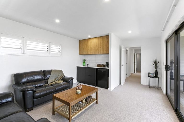 Photo of property in 9 Bayly Road, Moturoa, New Plymouth, 4310