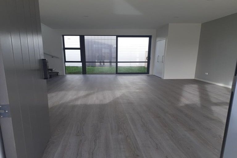 Photo of property in 16 Karoro Road, One Tree Point, 0118