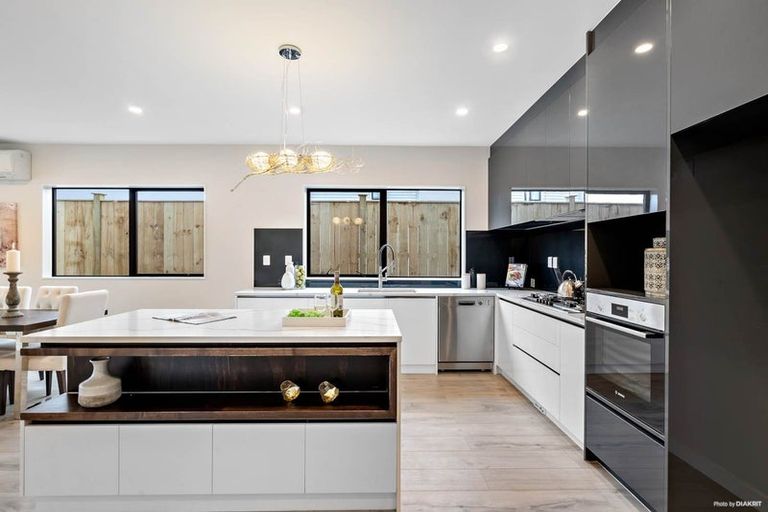 Photo of property in 4 Cloonlyon Drive, Flat Bush, Auckland, 2019