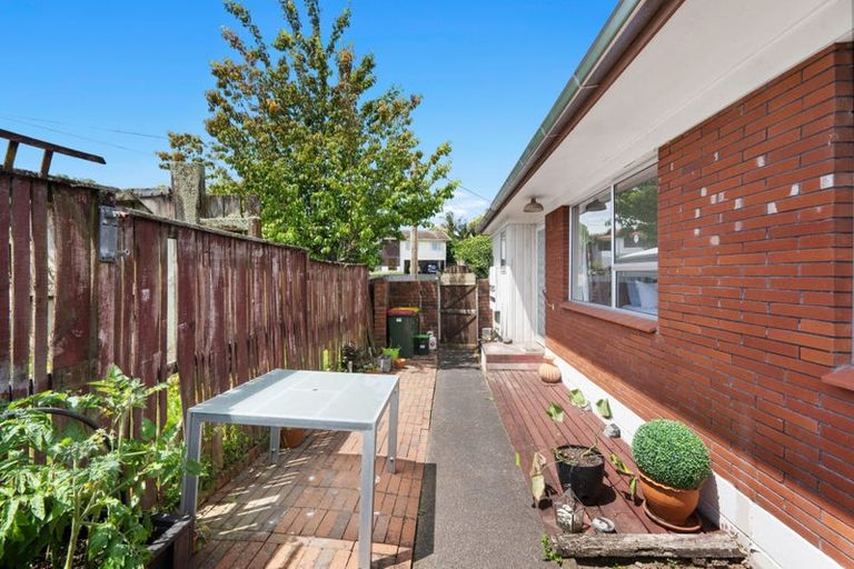 Photo of property in 2/1 Ribblesdale Road, Henderson, Auckland, 0612