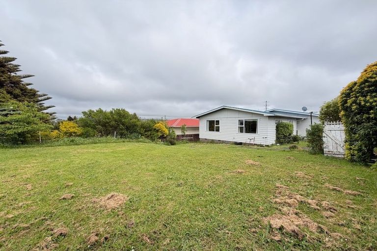 Photo of property in 3 Alder Place, Newlands, Wellington, 6037