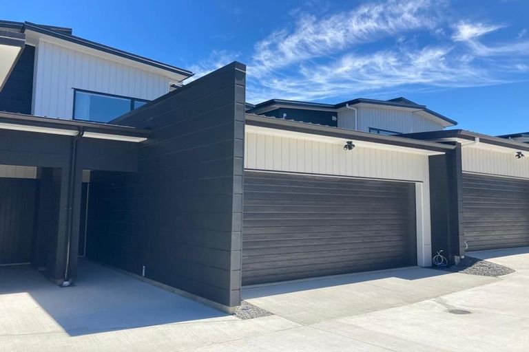 Photo of property in 2/60 Hayfield Way, Karaka, Papakura, 2580