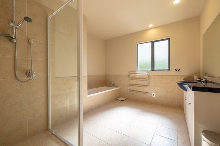 Photo of property in 10 Meadowbrook Place, Wanaka, 9305