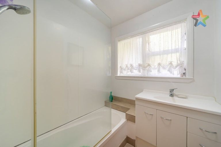 Photo of property in 64 Glanmire Road, Newlands, Wellington, 6037