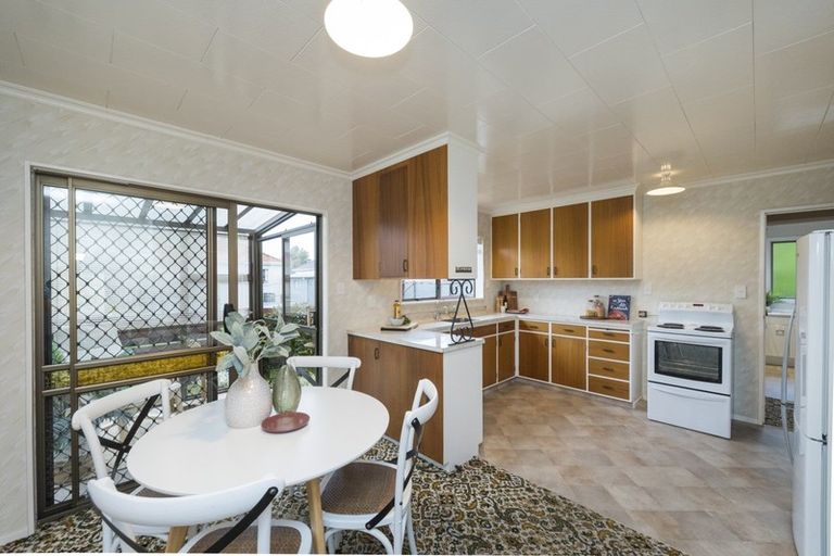 Photo of property in 6 Chertsey Court, Roslyn, Palmerston North, 4414