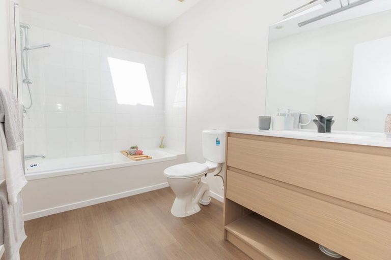 Photo of property in 2a Stella Grove, Newlands, Wellington, 6037