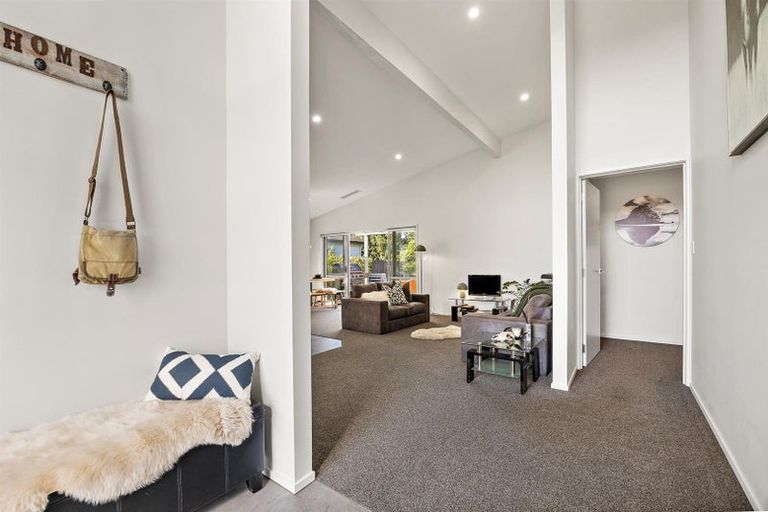 Photo of property in 8 Sir Lincoln Drive, Kumeu, 0810
