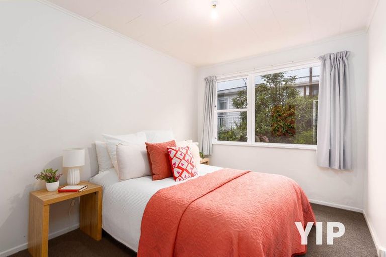 Photo of property in 9 Alwyn Place, Newlands, Wellington, 6037