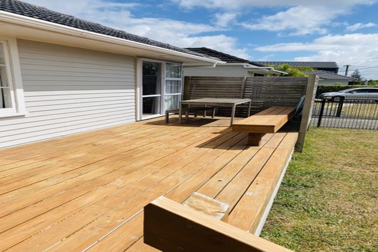 Photo of property in 69 Neil Avenue, Te Atatu Peninsula, Auckland, 0610