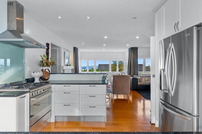 Photo of property in 15 Seaview Road, Castor Bay, Auckland, 0620