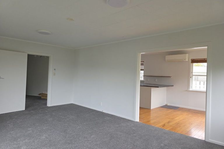 Photo of property in 2 Alder Place, Newlands, Wellington, 6037