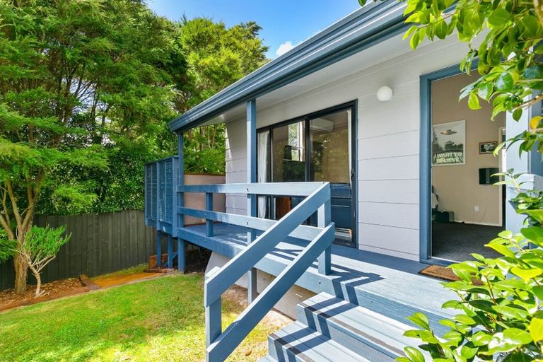 Photo of property in 77 Meadowvale Rise, Titirangi, Auckland, 0604