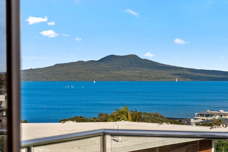 Photo of property in 15 Seaview Road, Castor Bay, Auckland, 0620