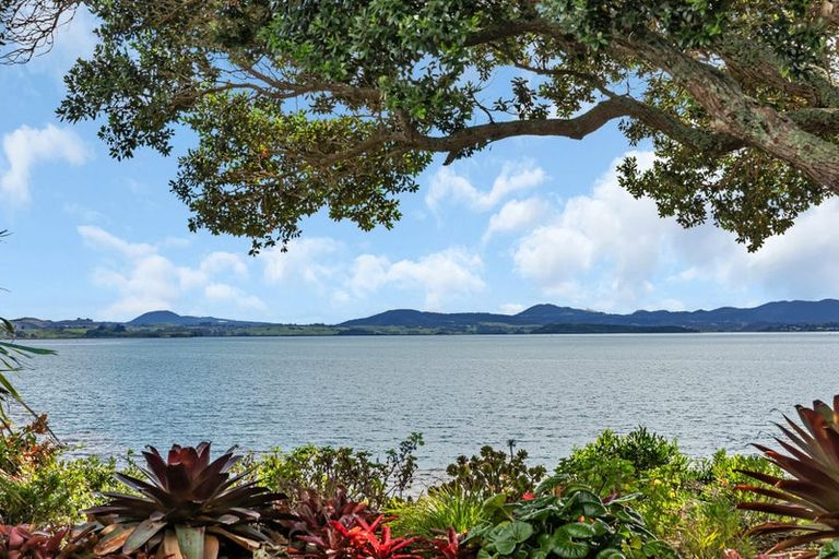 Photo of property in 22 Karoro Road, One Tree Point, 0118
