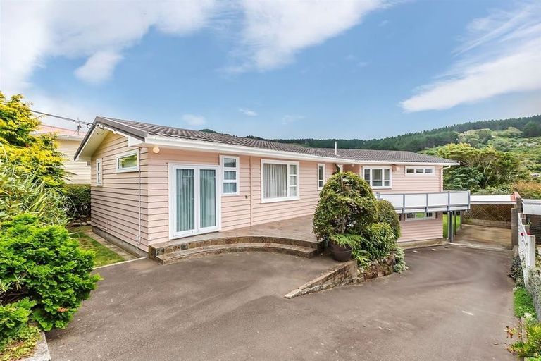 Photo of property in 6 Larsen Crescent, Tawa, Wellington, 5028