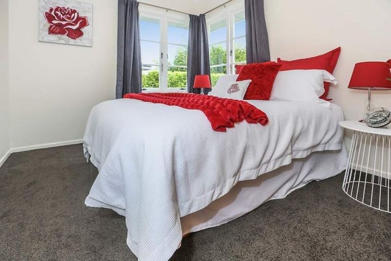 Photo of property in 14 Mackenzie Street, Te Atatu South, Auckland, 0610