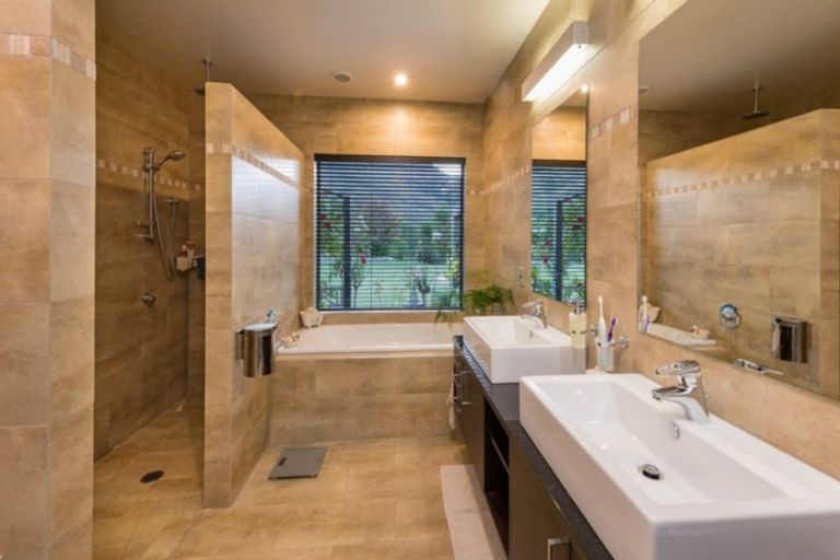 Photo of property in 5 Hollyhock Lane, Wanaka, 9305