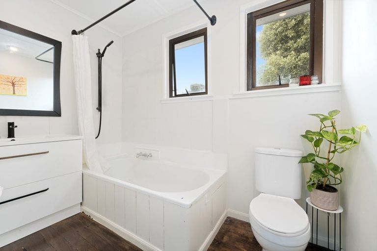 Photo of property in 37 Pomaria Road, Henderson, Auckland, 0610