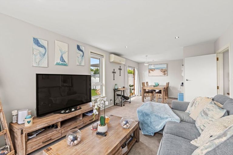 Photo of property in 21 La Perouse Place, Northcote, Christchurch, 8052