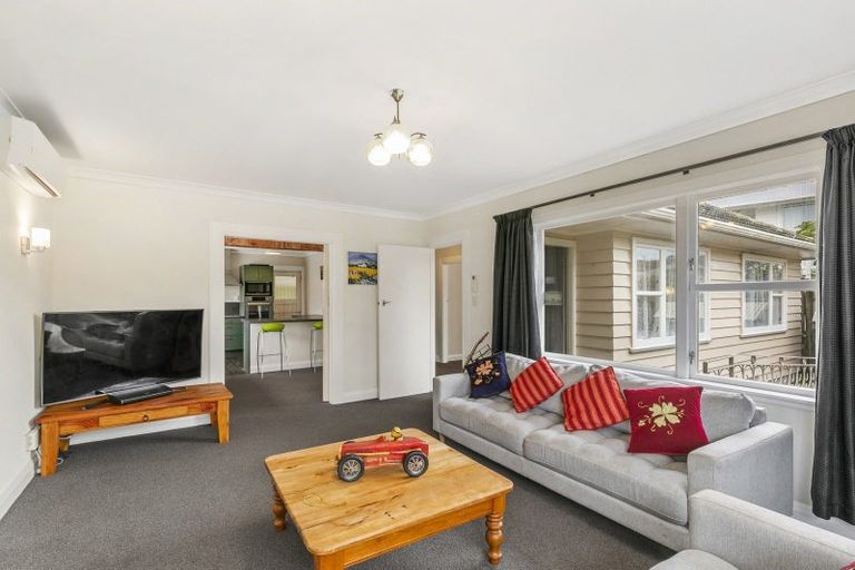 Photo of property in 52 Kenmore Street, Newlands, Wellington, 6037