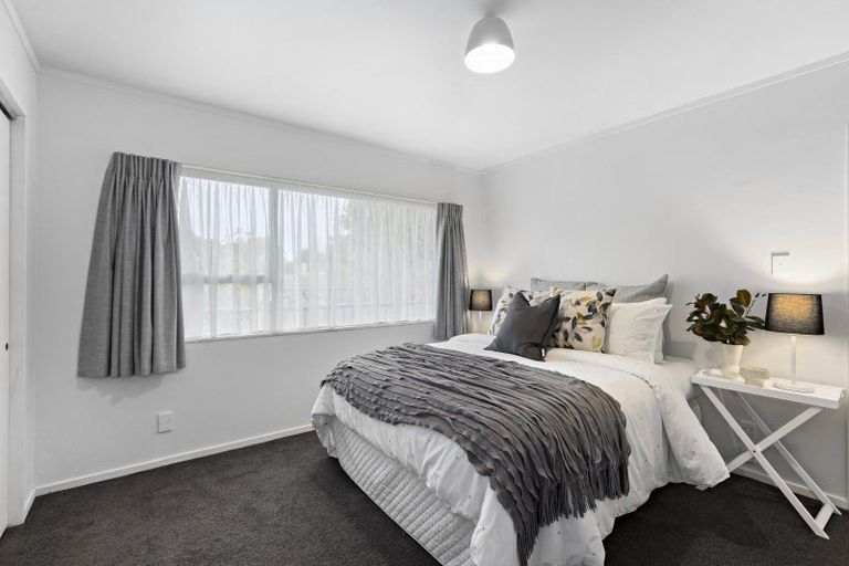 Photo of property in 142a Newlands Road, Newlands, Wellington, 6037