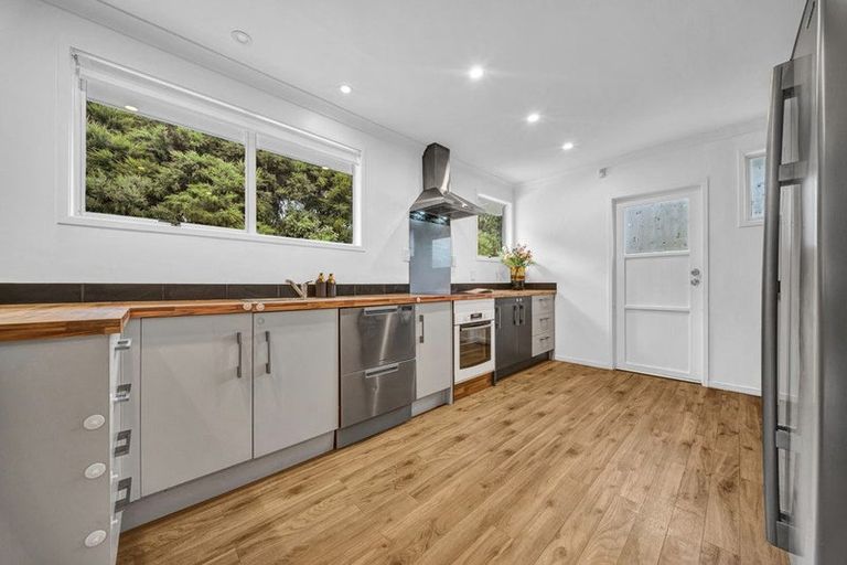 Photo of property in 9 Serwayne Place, Sunnyvale, Auckland, 0612