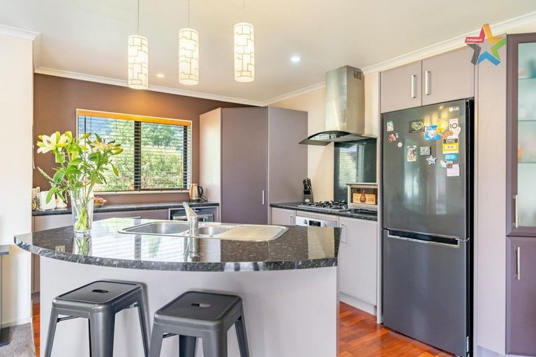 Photo of property in 5 Maru Street, Stokes Valley, Lower Hutt, 5019