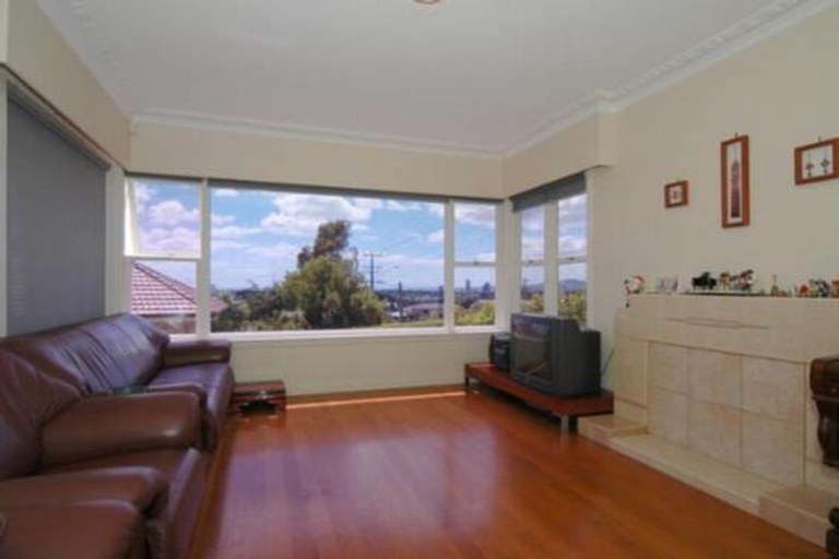 Photo of property in 77 Ocean View Road, Hillcrest, Auckland, 0627