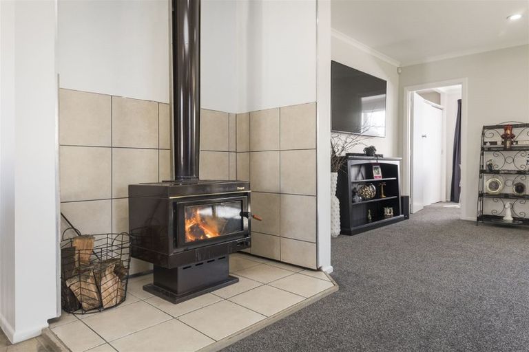 Photo of property in 14 Lewis Place, Highbury, Palmerston North, 4412