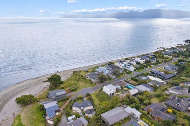 Photo of property in 19 Groves Road, Raumati Beach, Paraparaumu, 5032