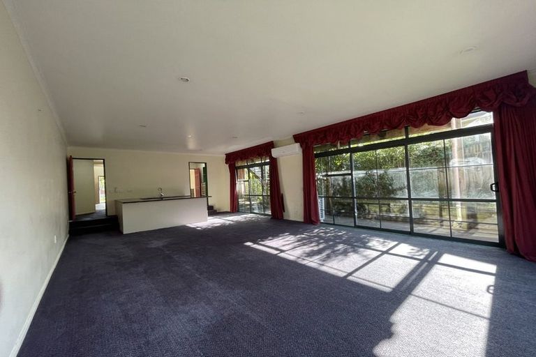 Photo of property in 9 Vinograd Drive, Te Atatu Peninsula, Auckland, 0610