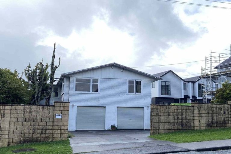 Photo of property in 62 Royal View Road, Te Atatu South, Auckland, 0610
