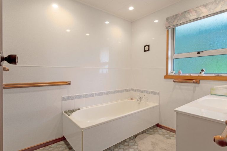 Photo of property in 6 Domain Road, Waipawa, 4210