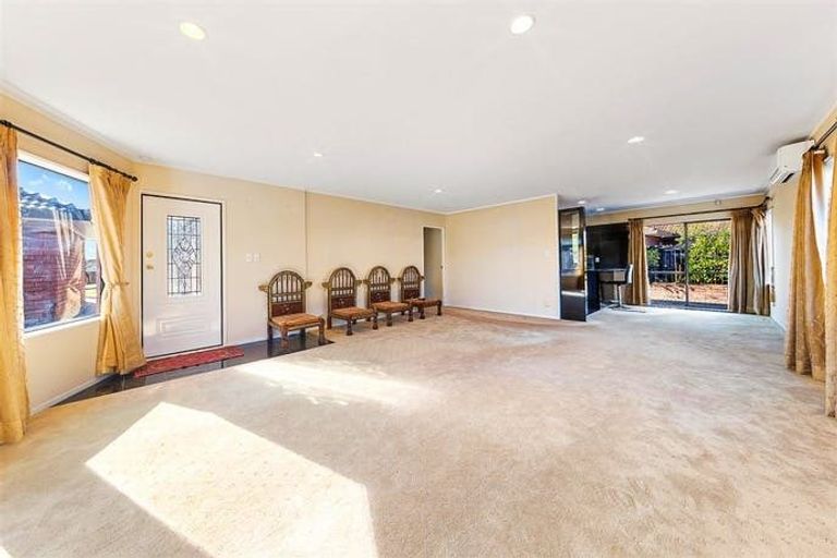 Photo of property in 1 Waylen Place, Burswood, Auckland, 2013