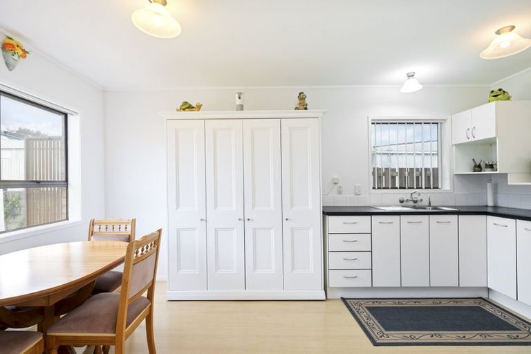 Photo of property in 2/9 Annette Avenue, Te Atatu South, Auckland, 0610