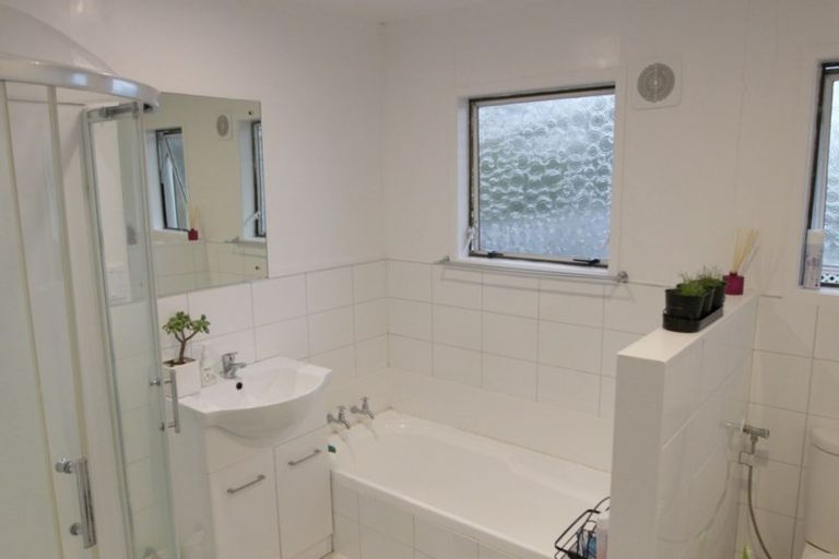 Photo of property in 17 St Catherine Crescent, West Harbour, Auckland, 0618