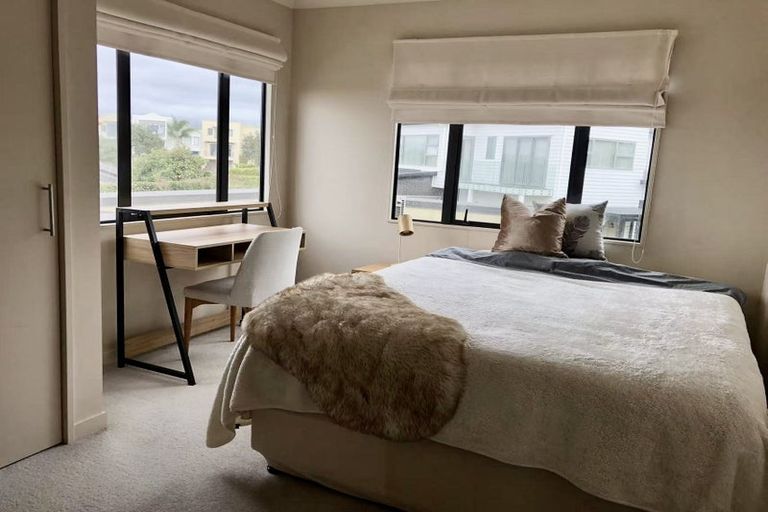 Photo of property in 16 Provence Esplanade, Te Atatu Peninsula, Auckland, 0610