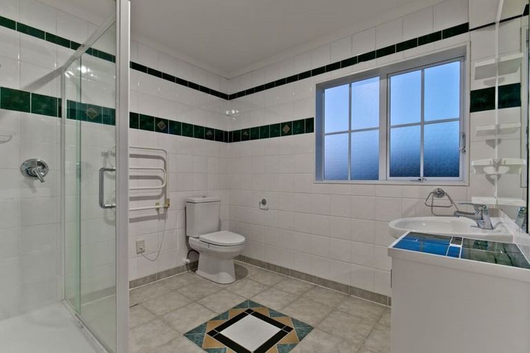 Photo of property in 18 Mansion Court, West Harbour, Auckland, 0618