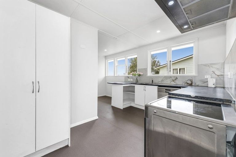 Photo of property in 56 Kemble Close, Mangere, Auckland, 2022