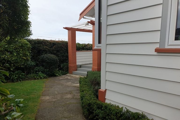 Photo of property in 33 Seaview Terrace, Northland, Wellington, 6012