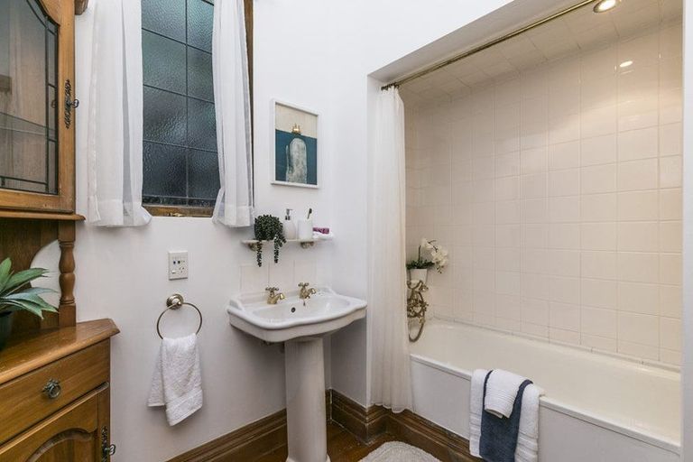 Photo of property in 61 Garden Road, Northland, Wellington, 6012