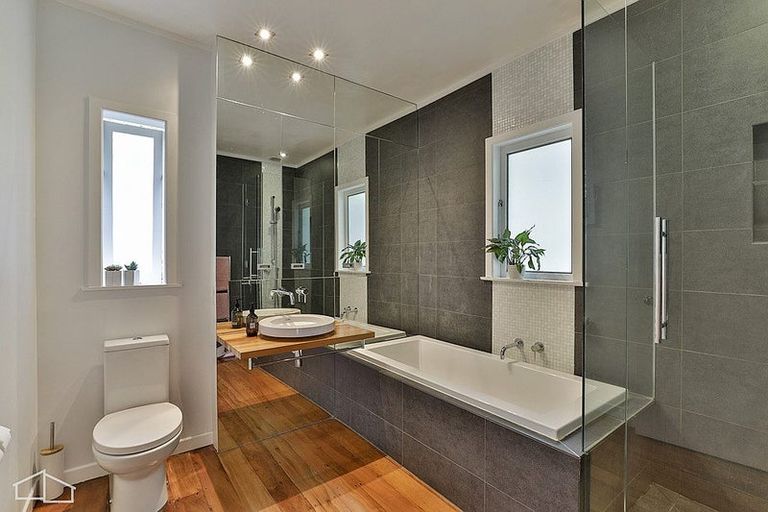 Photo of property in 46 Otitori Bay Road, Titirangi, Auckland, 0604