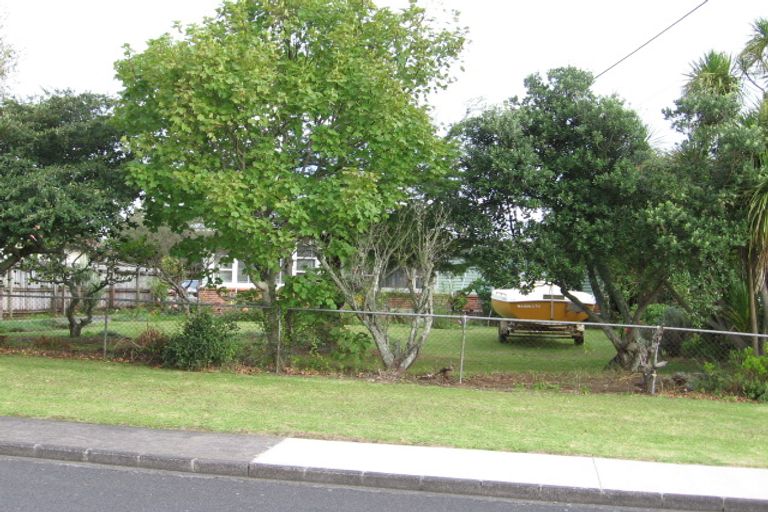 Photo of property in 23 Rewarewa Road, Te Atatu Peninsula, Auckland, 0610