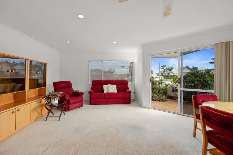 Photo of property in 1 Strandon Place, Strandon, New Plymouth, 4312