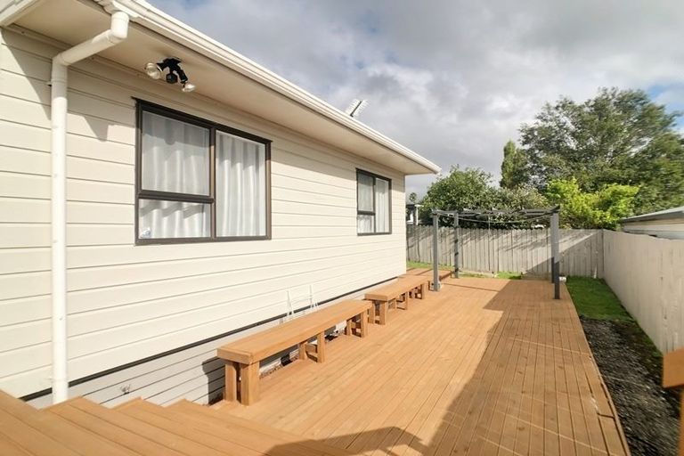 Photo of property in 2/3 Sevilla Place, Unsworth Heights, Auckland, 0632