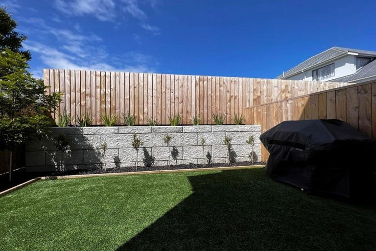 Photo of property in 8/6 St Leonards Road, Kelston, Auckland, 0602